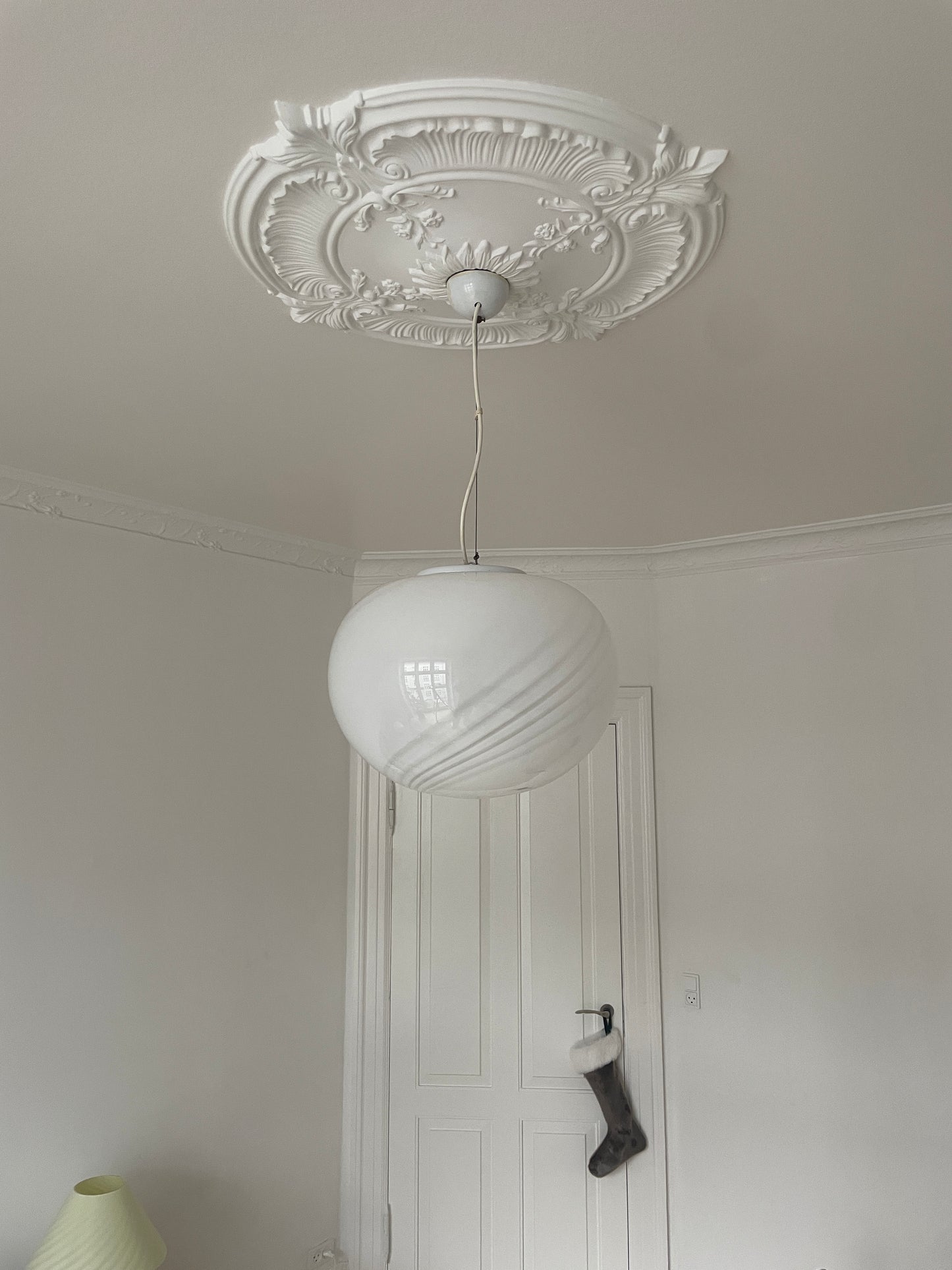 Murano pendel oval og i klassisk hvid 6-swirl, 40 cm