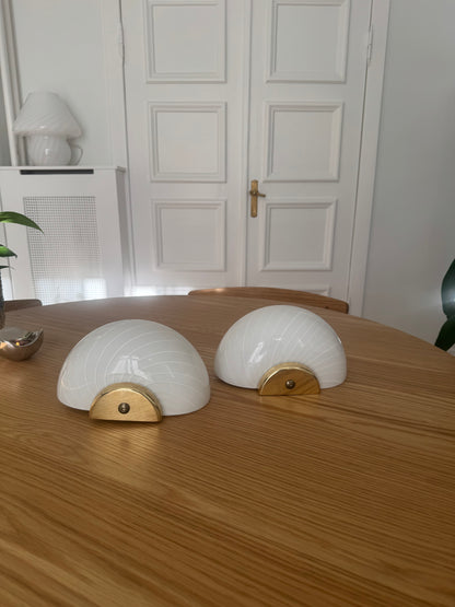 White shell wall lamp with brass suspension