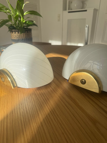 White shell wall lamp with brass suspension