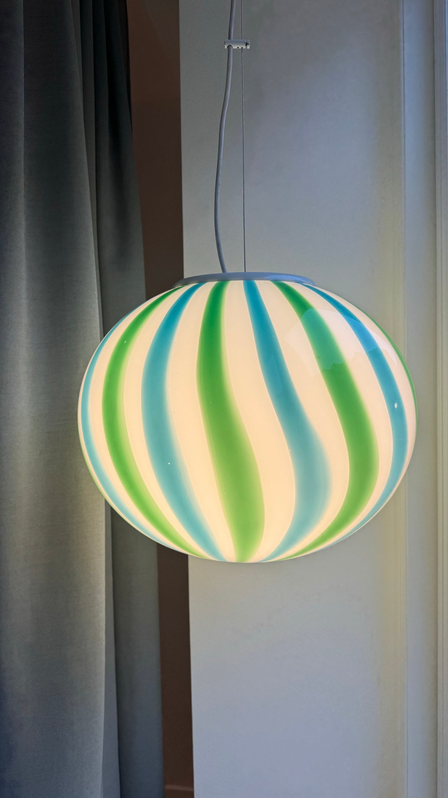 Murano pendel med vertikal grøn og blå swirl, 38 cm