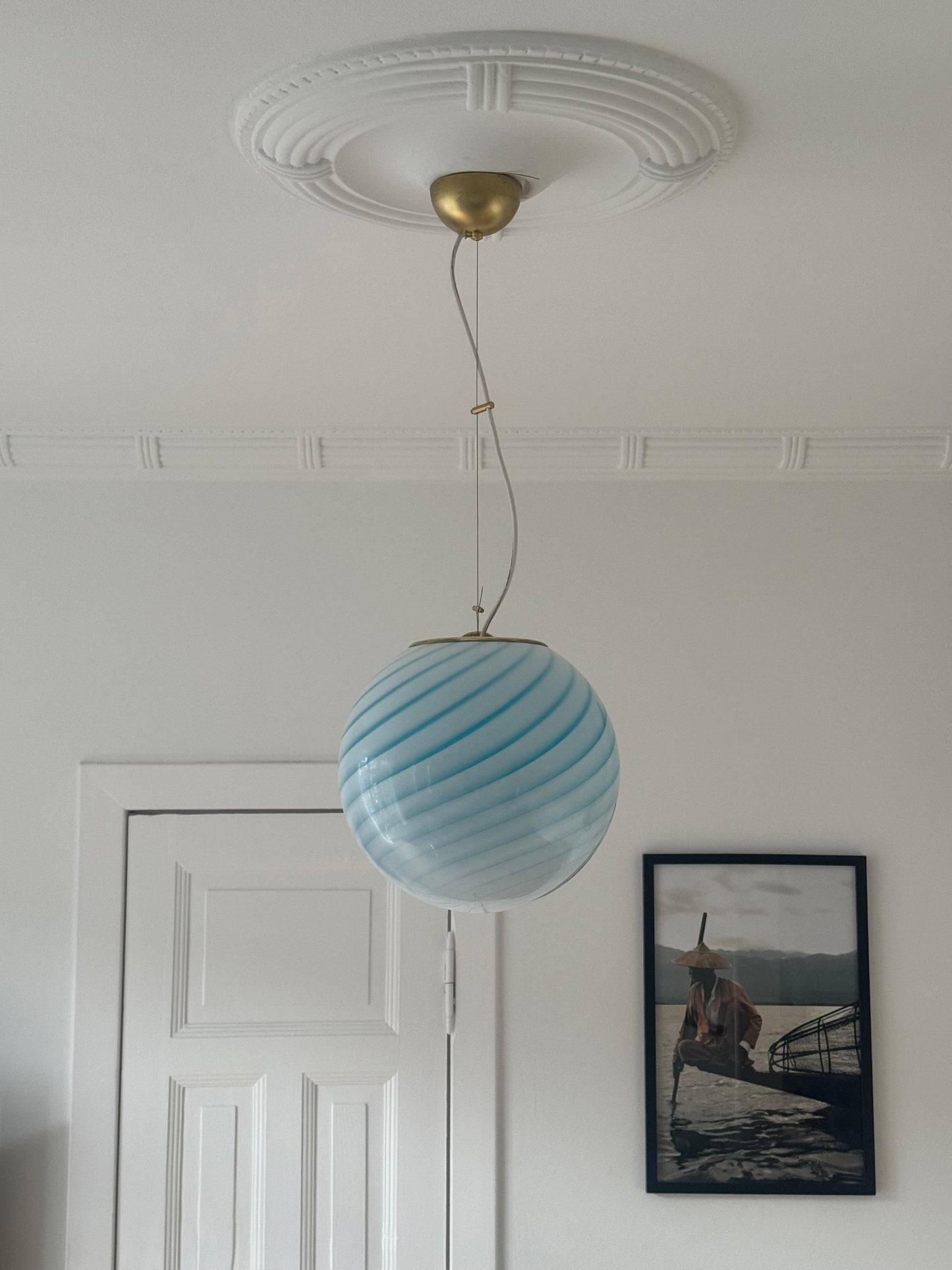 Murano rund pendel med blå swirl og messing top, 30 cm