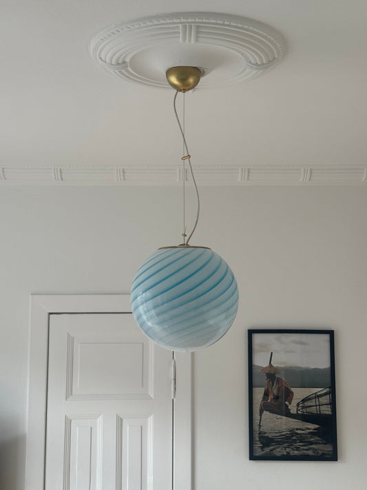 Murano rund pendel med blå swirl og messing top, 30 cm