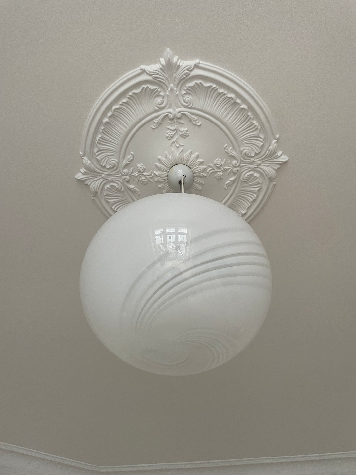 Murano pendel oval og i klassisk hvid 6-swirl, 40 cm