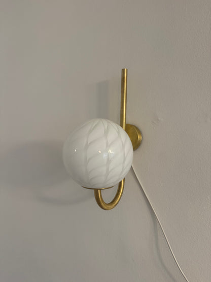 Murano wall lamp with glass in white peacock pattern