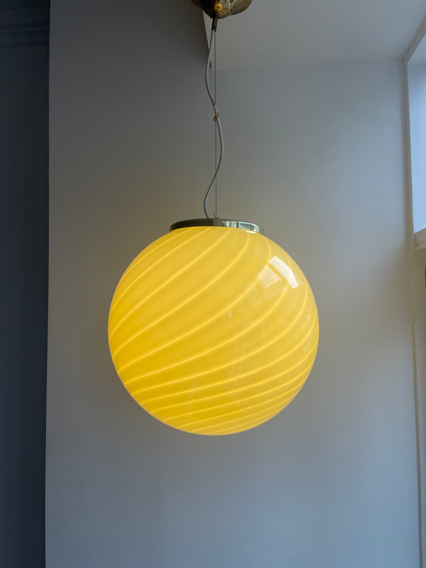 Stor Murano pendel med gul swirl, 40 cm