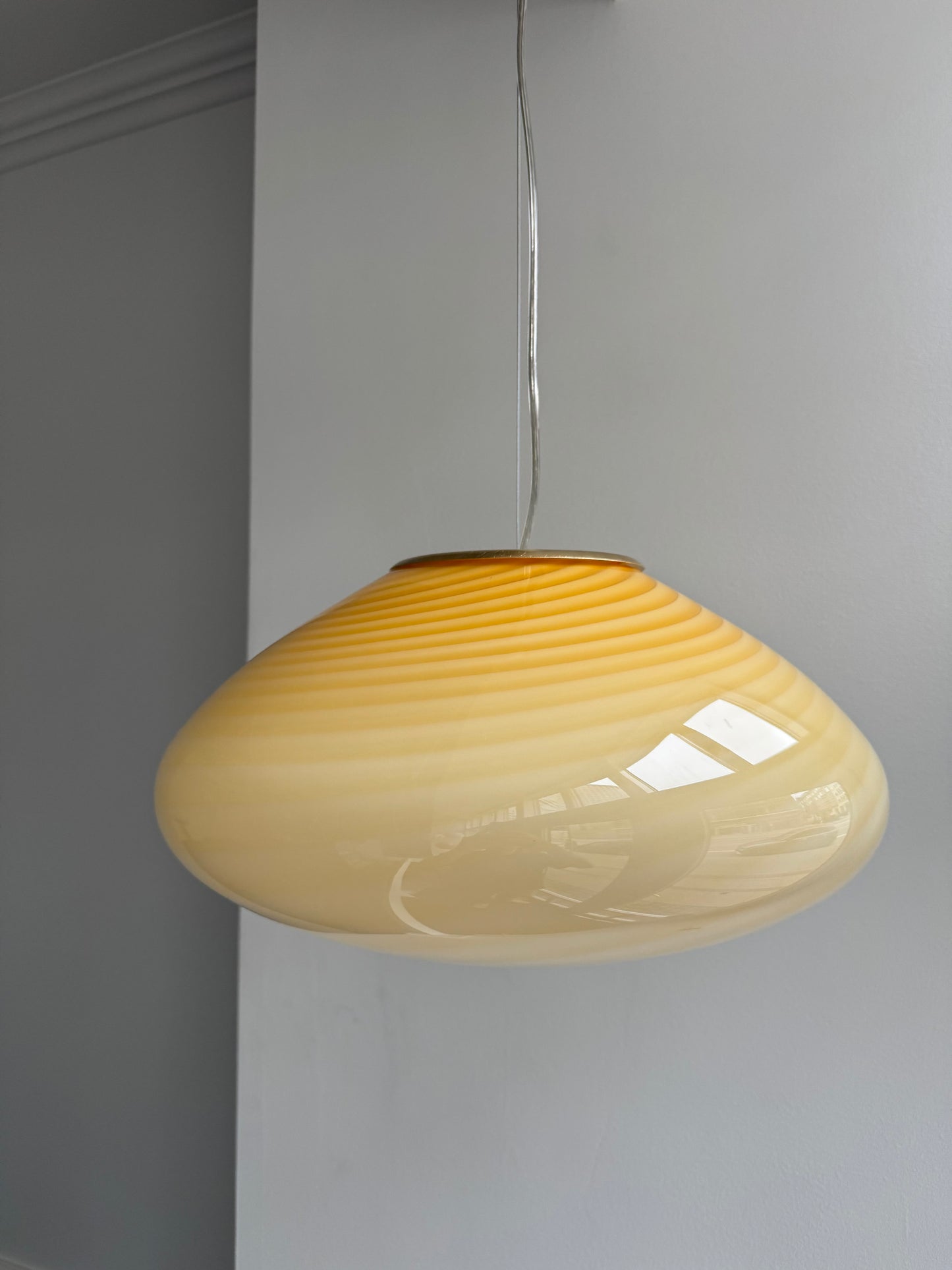 Klokkeformet Murano pendel i gul swirl, 45 cm