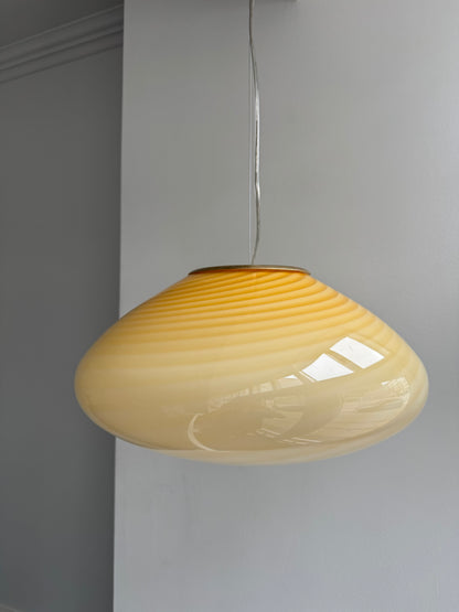 Klokkeformet Murano pendel i gul swirl, 45 cm