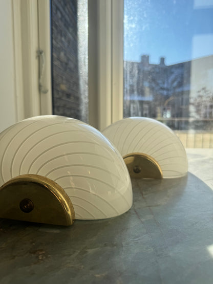 White shell wall lamp with brass suspension