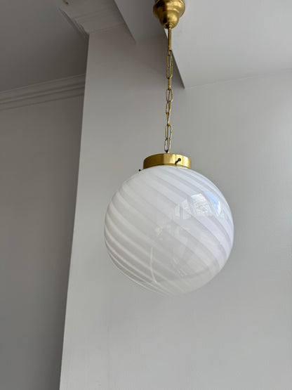 Klassisk rund vintage Murano pendel m. hvid swirl, 30 cm