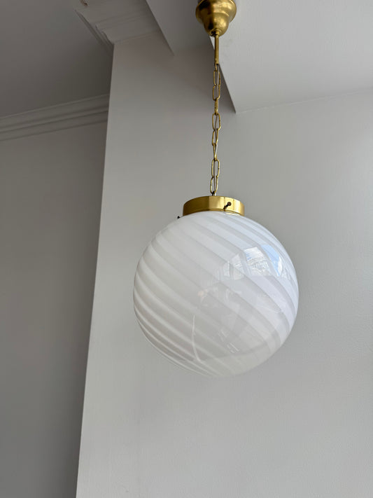 Klassisk rund vintage Murano pendel m. hvid swirl, 30 cm