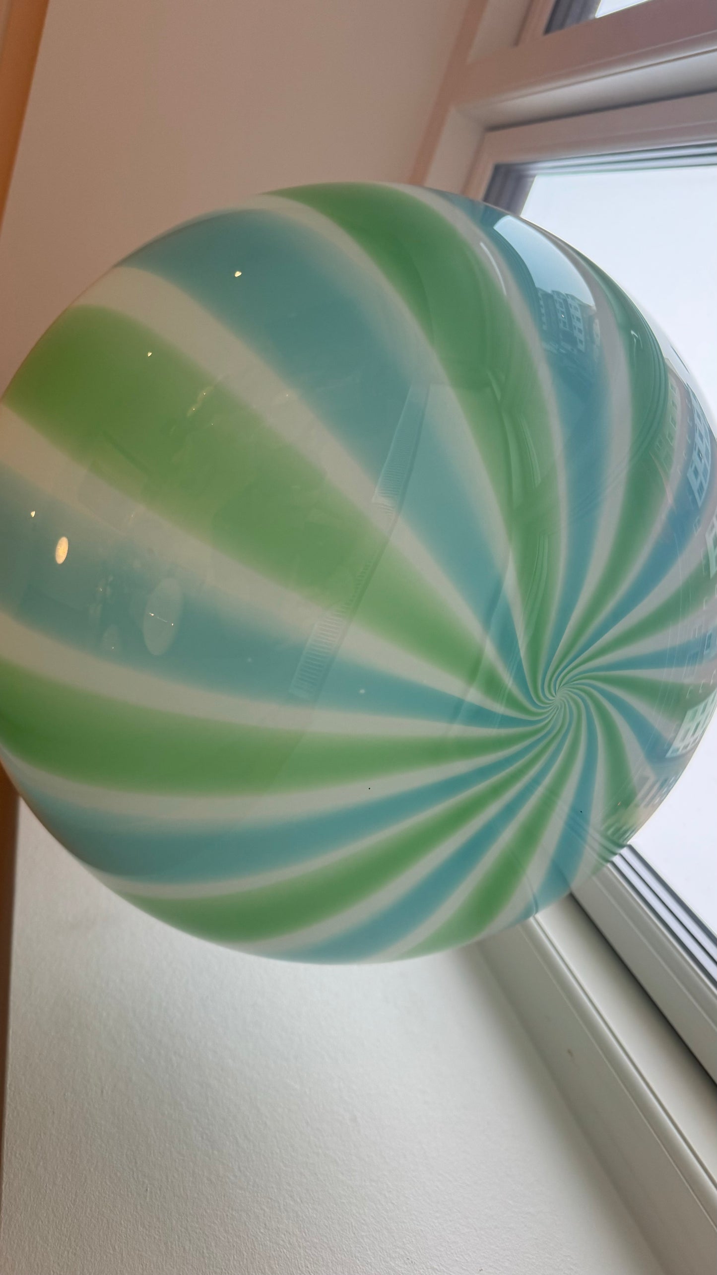 Murano pendel med vertikal grøn og blå swirl, 38 cm