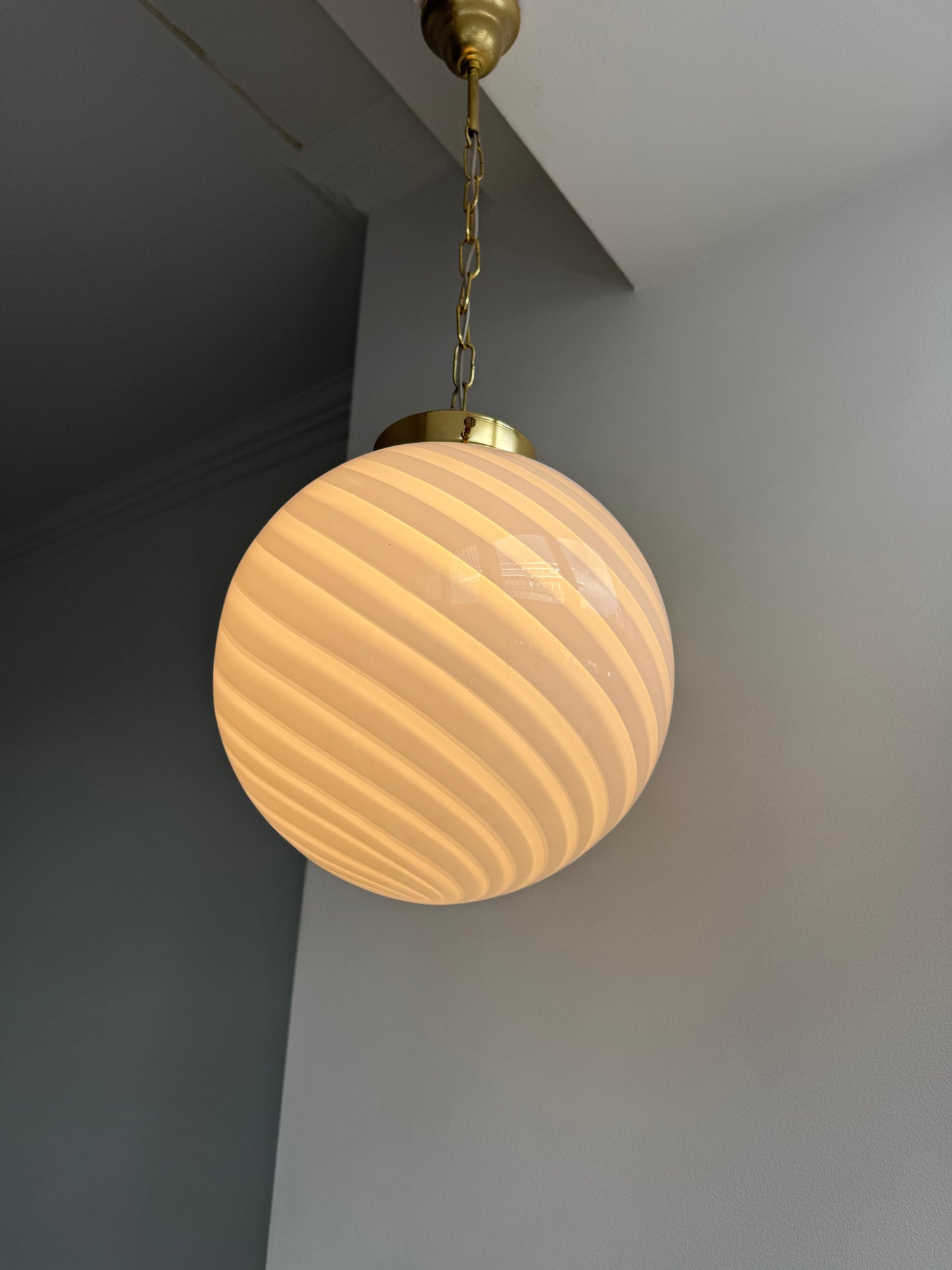 Klassisk rund vintage Murano pendel m. hvid swirl, 30 cm