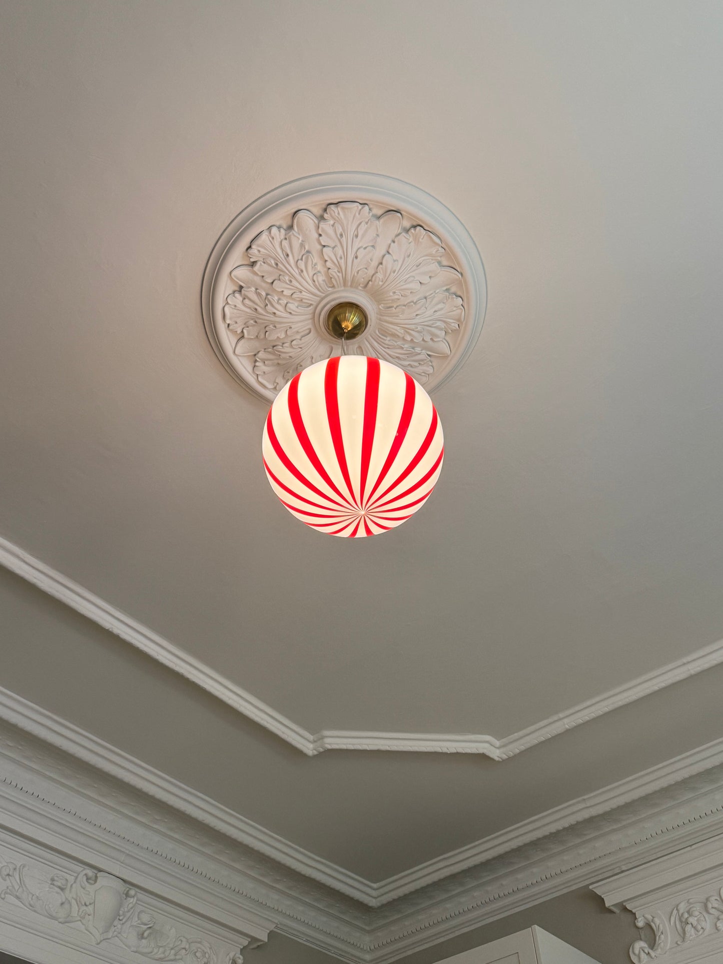 Murano candy pendel rød/hvid swrl, 40 cm (på forespørgsel)