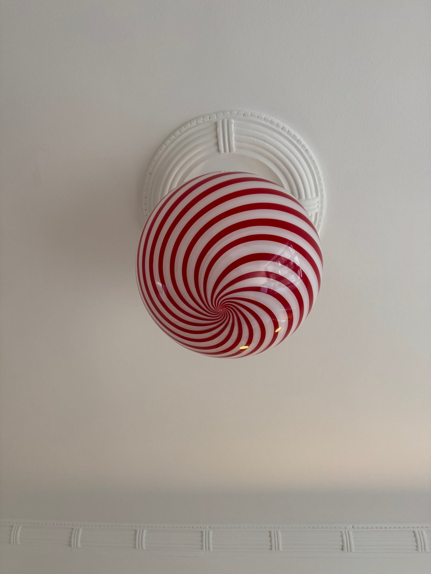 Smuk rød-stribet Murano pendel, 40 cm