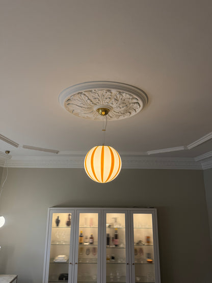 Murano rund pendel gul lodret swirl, 30 cm