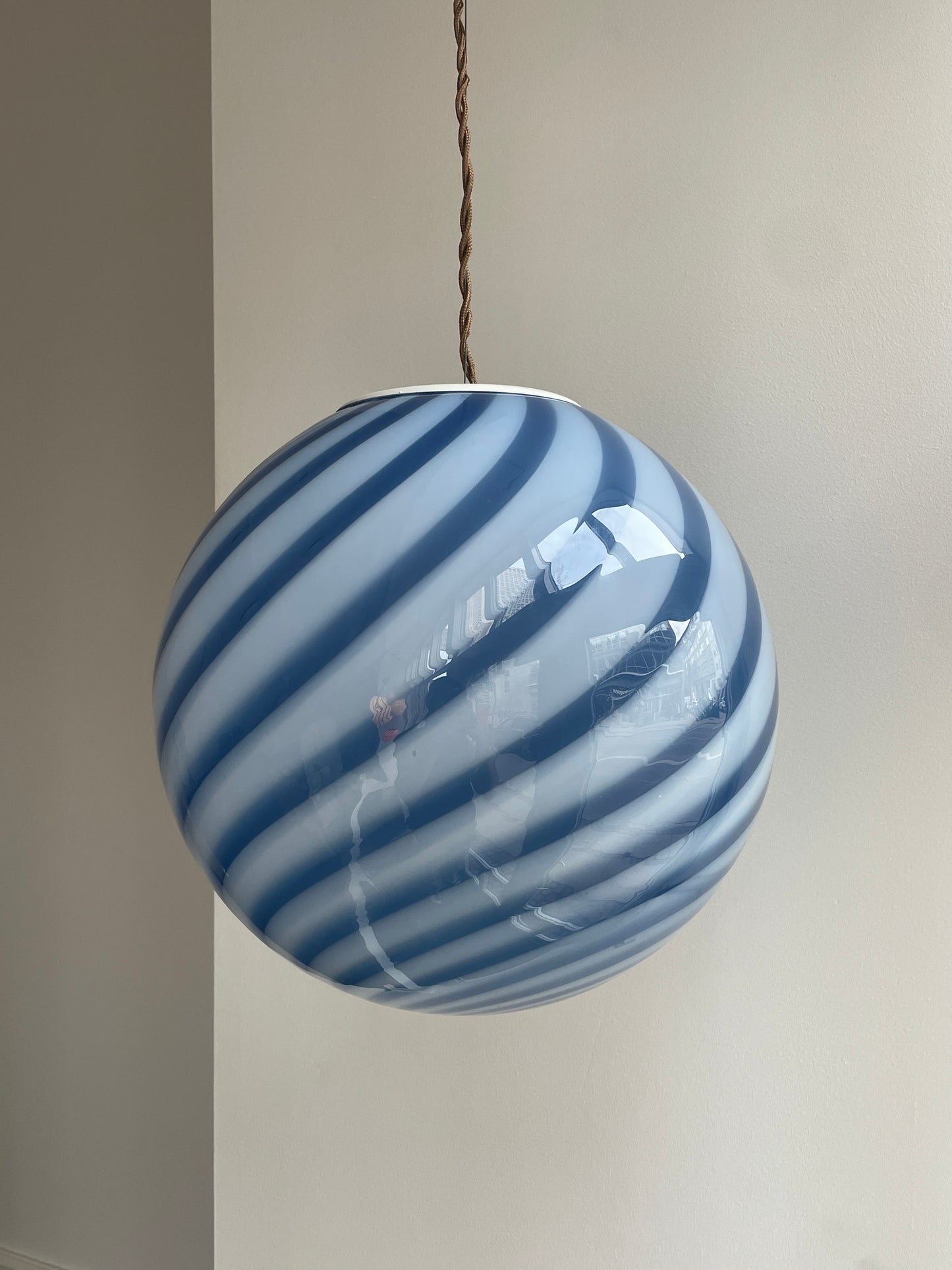 Stor Murano pendel med blå swirl, 40 cm