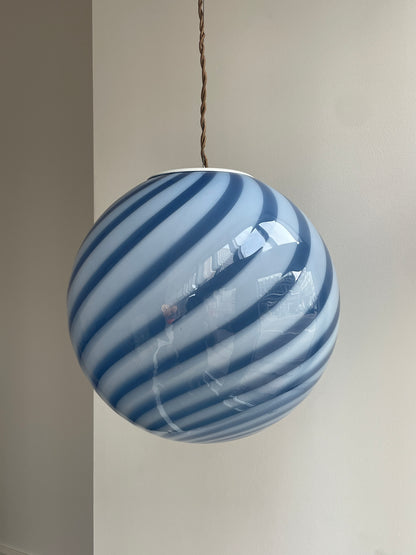 Stor Murano pendel med blå swirl, 40 cm