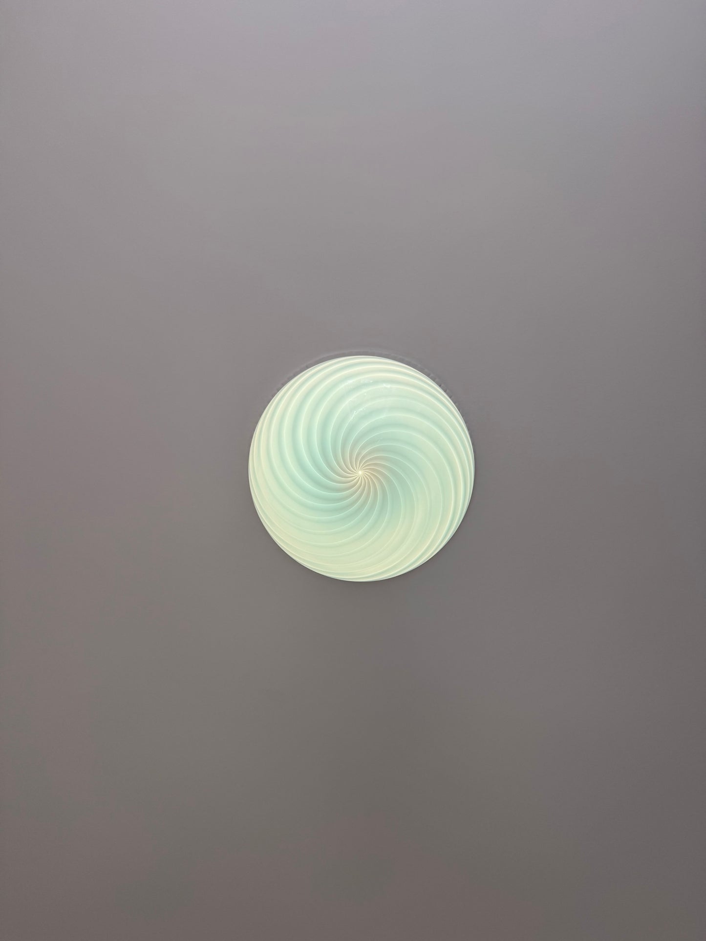 Murano rund pendel med blå swirl og messing top, 30 cm