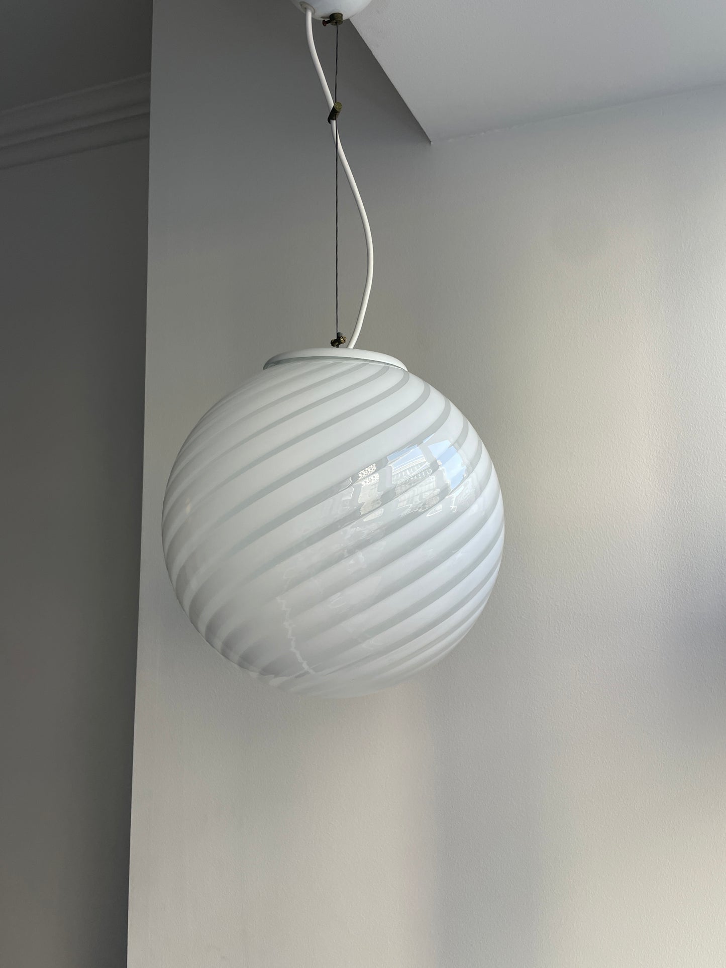 Round vintage Murano pendant lamp with white swirl, 30 cm
