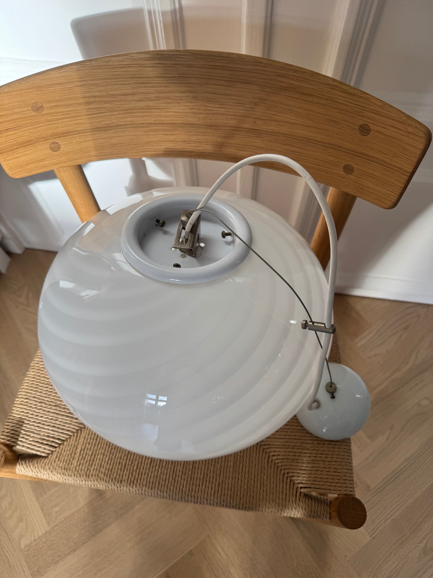 Murano rund pendel med klassisk hvid swirl og original sticker, 35 cm