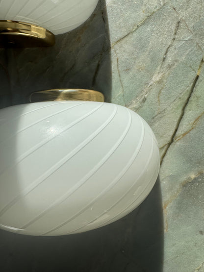 White shell wall lamp with brass suspension