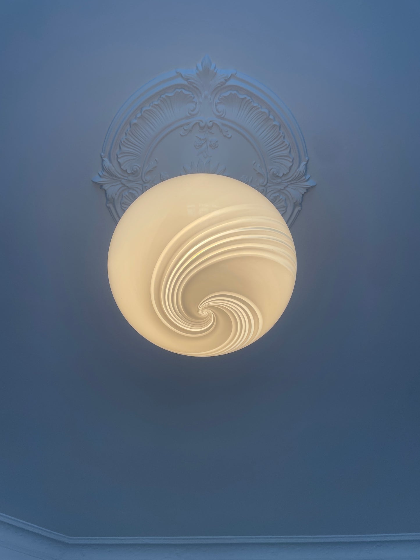 Murano pendel oval og i klassisk hvid 6-swirl, 40 cm