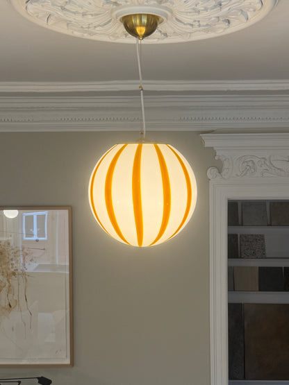 Murano rund pendel gul lodret swirl, 30 cm