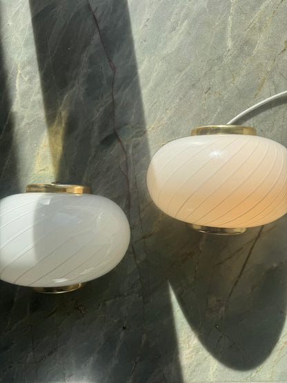 White shell wall lamp with brass suspension