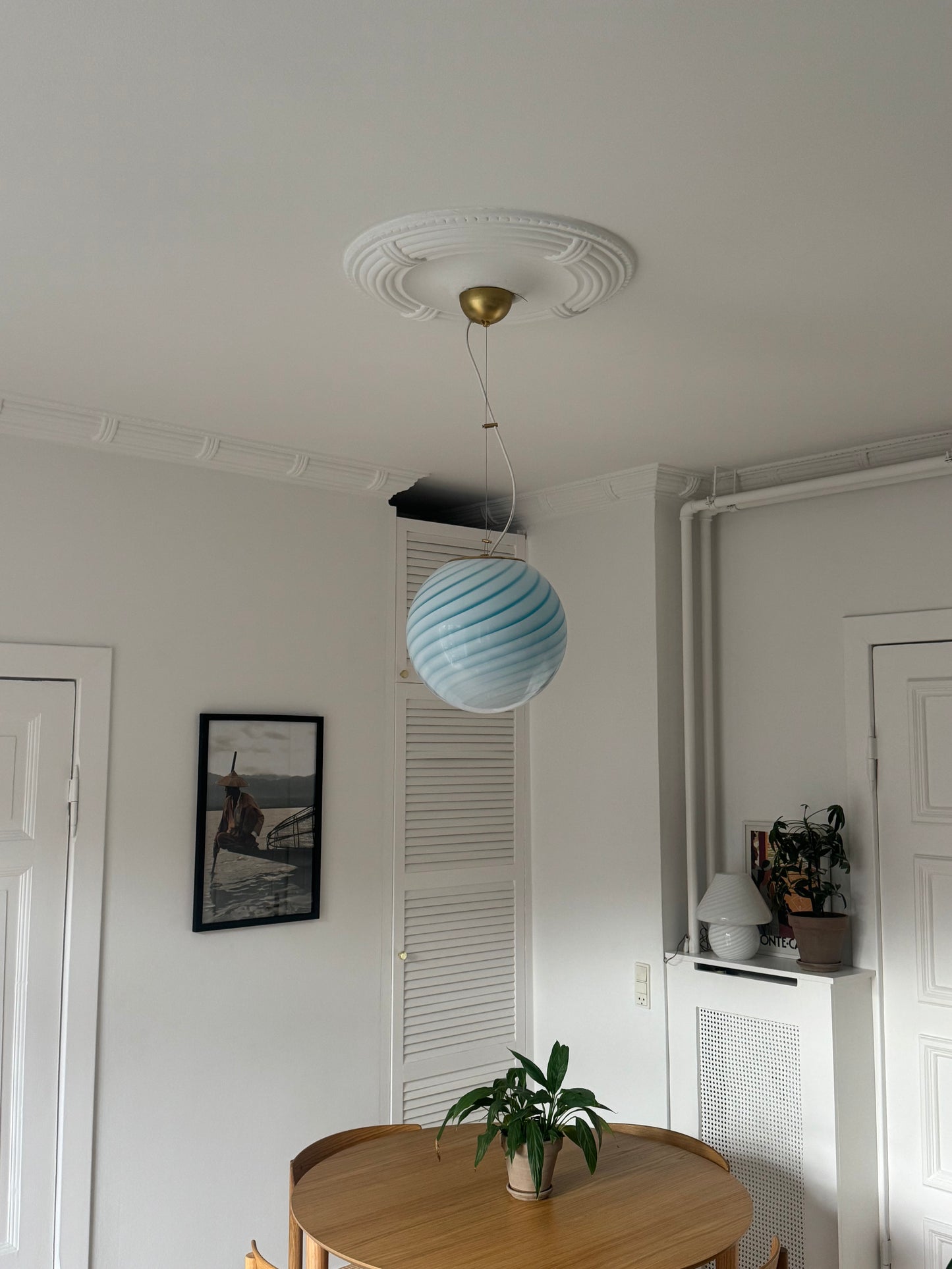 Murano rund pendel med blå swirl og messing top, 30 cm