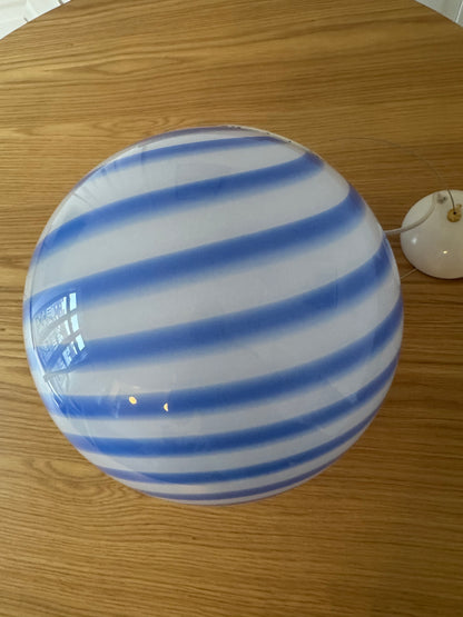 Murano rund pendel med blå swirl, 30 cm