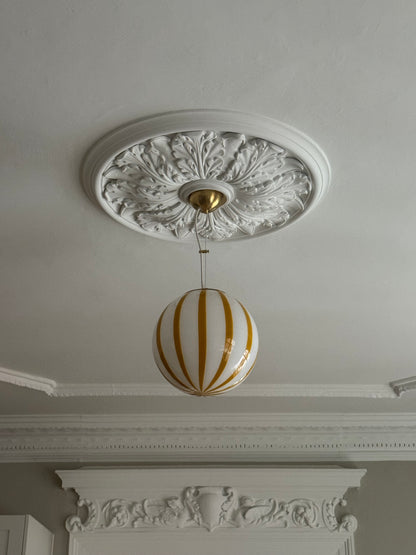 Murano rund pendel gul lodret swirl, 30 cm