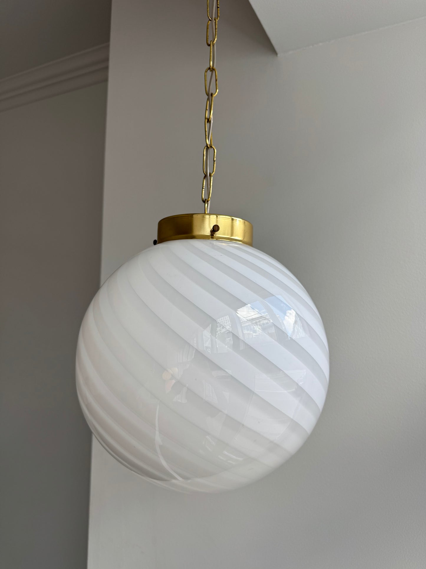 Klassisk rund vintage Murano pendel m. hvid swirl, 30 cm