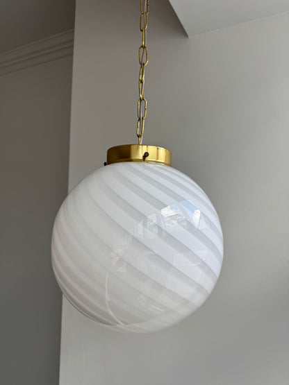 Klassisk rund vintage Murano pendel m. hvid swirl, 30 cm