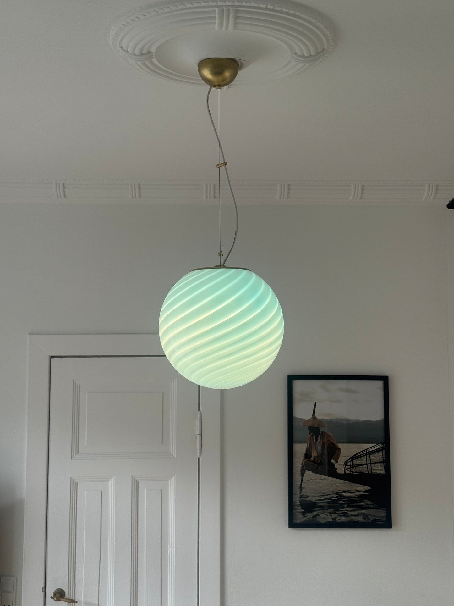 Murano rund pendel med blå swirl og messing top, 30 cm