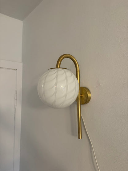 Murano wall lamp with glass in white peacock pattern