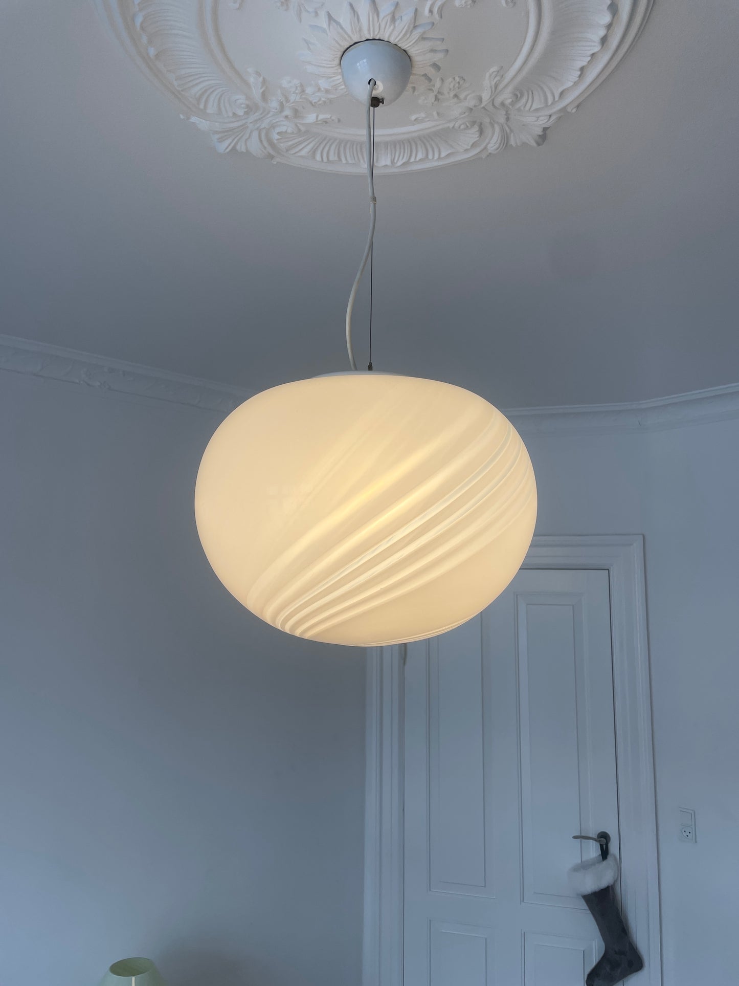 Murano pendel oval og i klassisk hvid 6-swirl, 40 cm