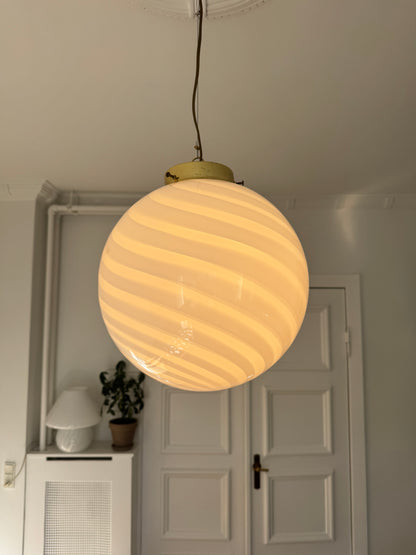 Murano pendant in white swirl and beautiful brass top, 35 cm