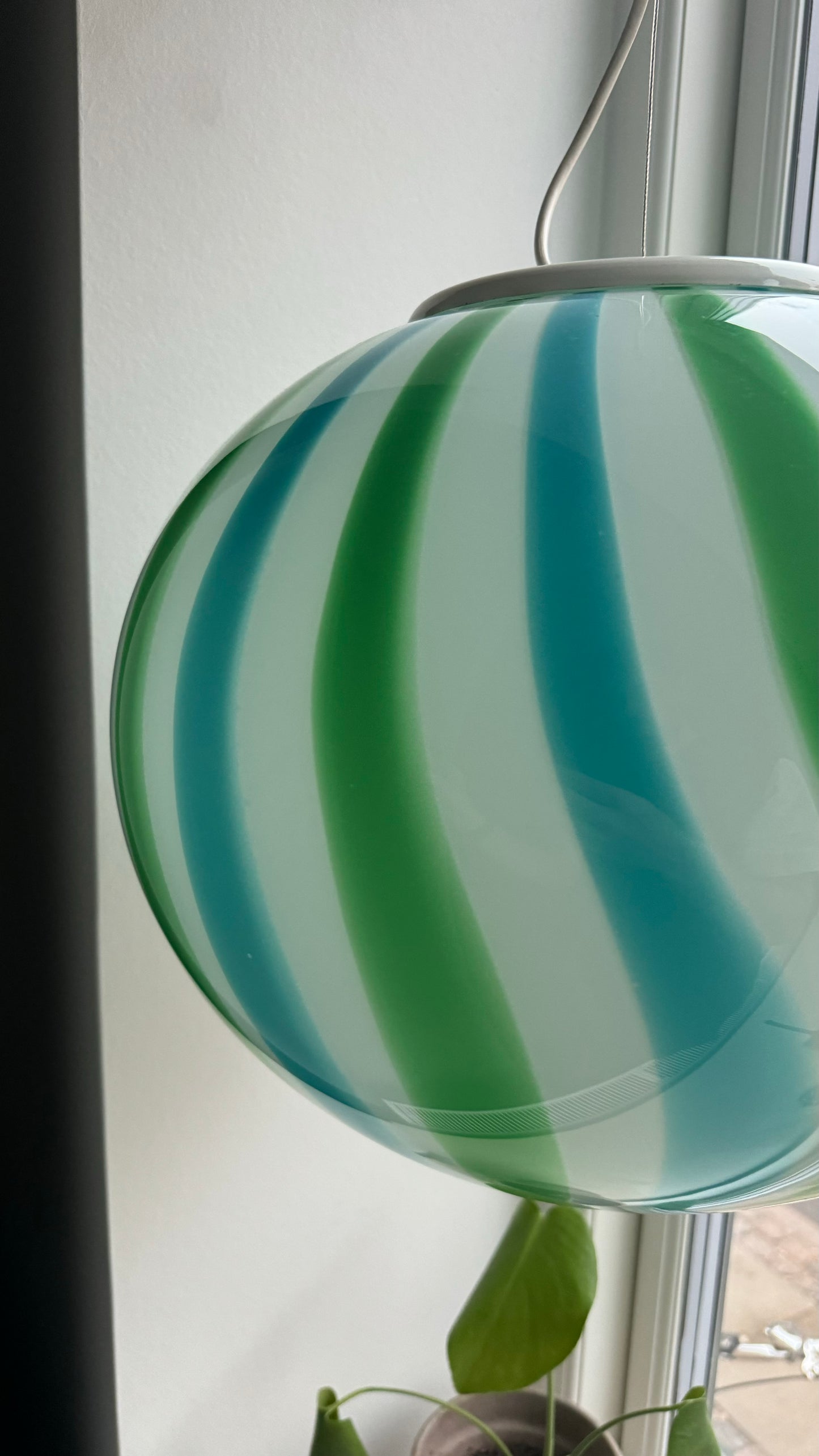 Murano pendel med vertikal grøn og blå swirl, 38 cm