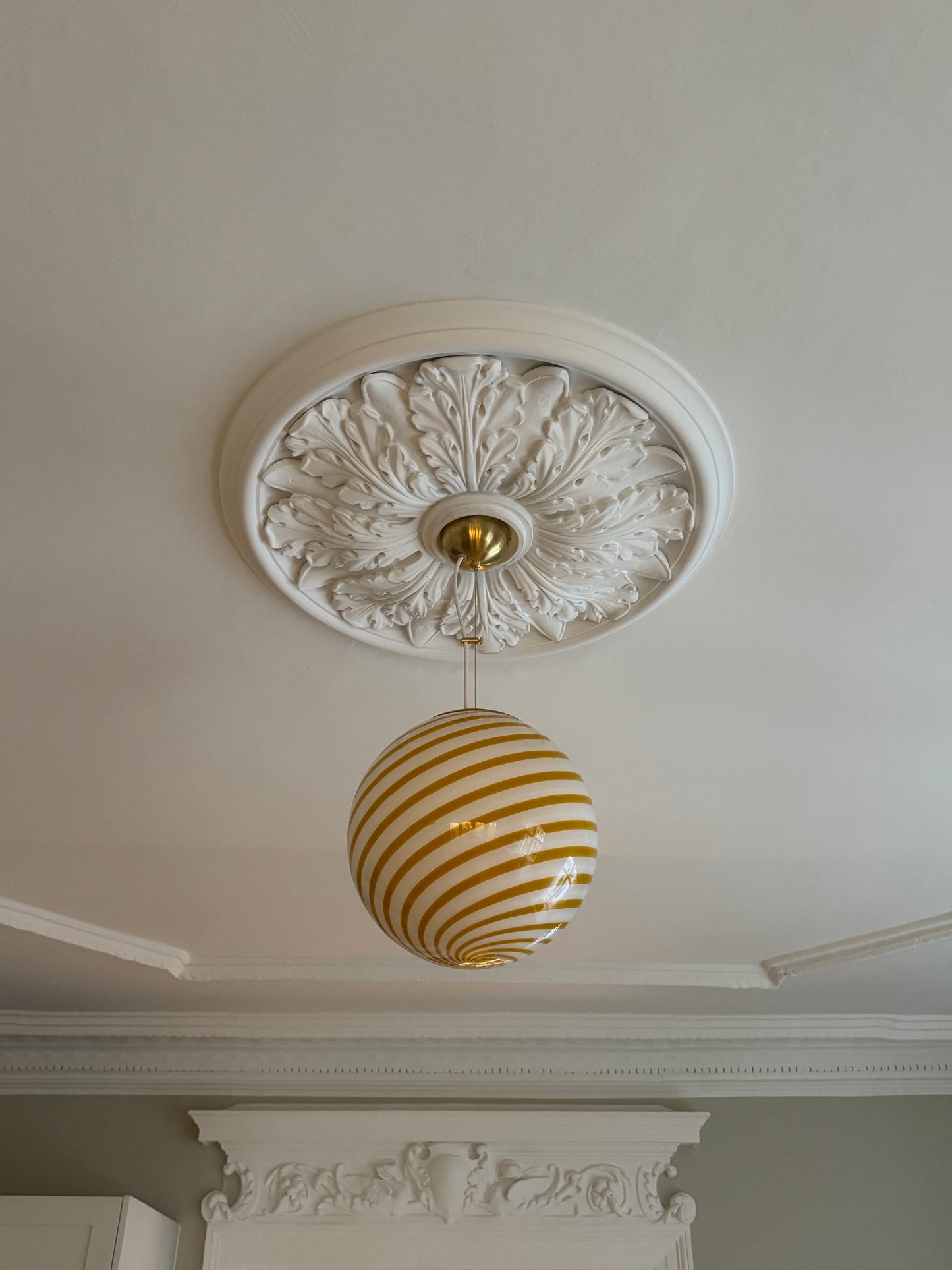 Hvid og gul Murano bolche pendel lampe, 30 cm