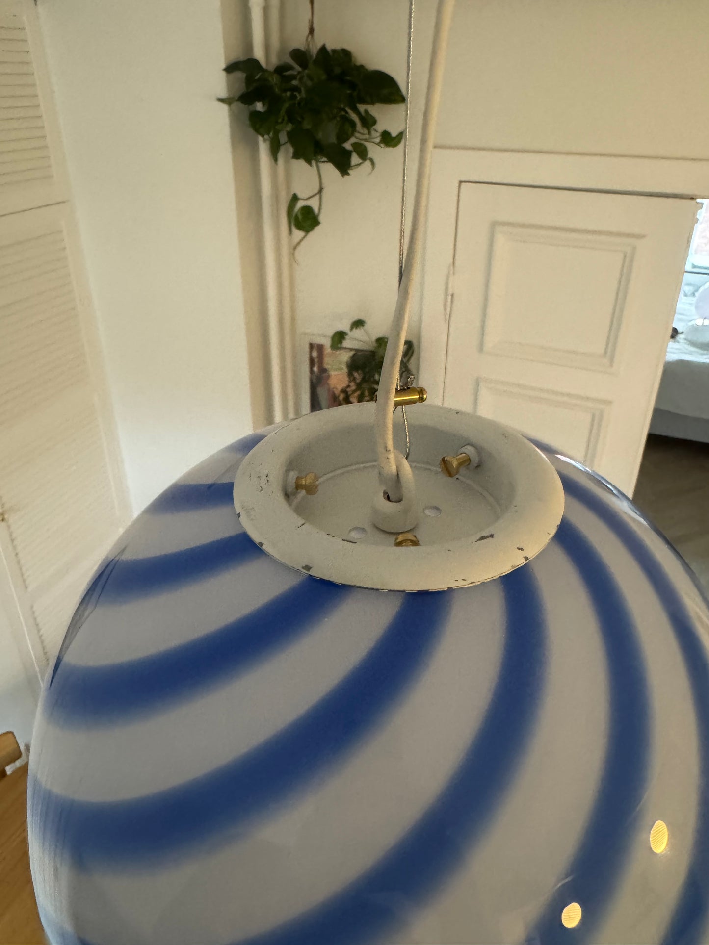 Murano rund pendel med blå swirl, 30 cm