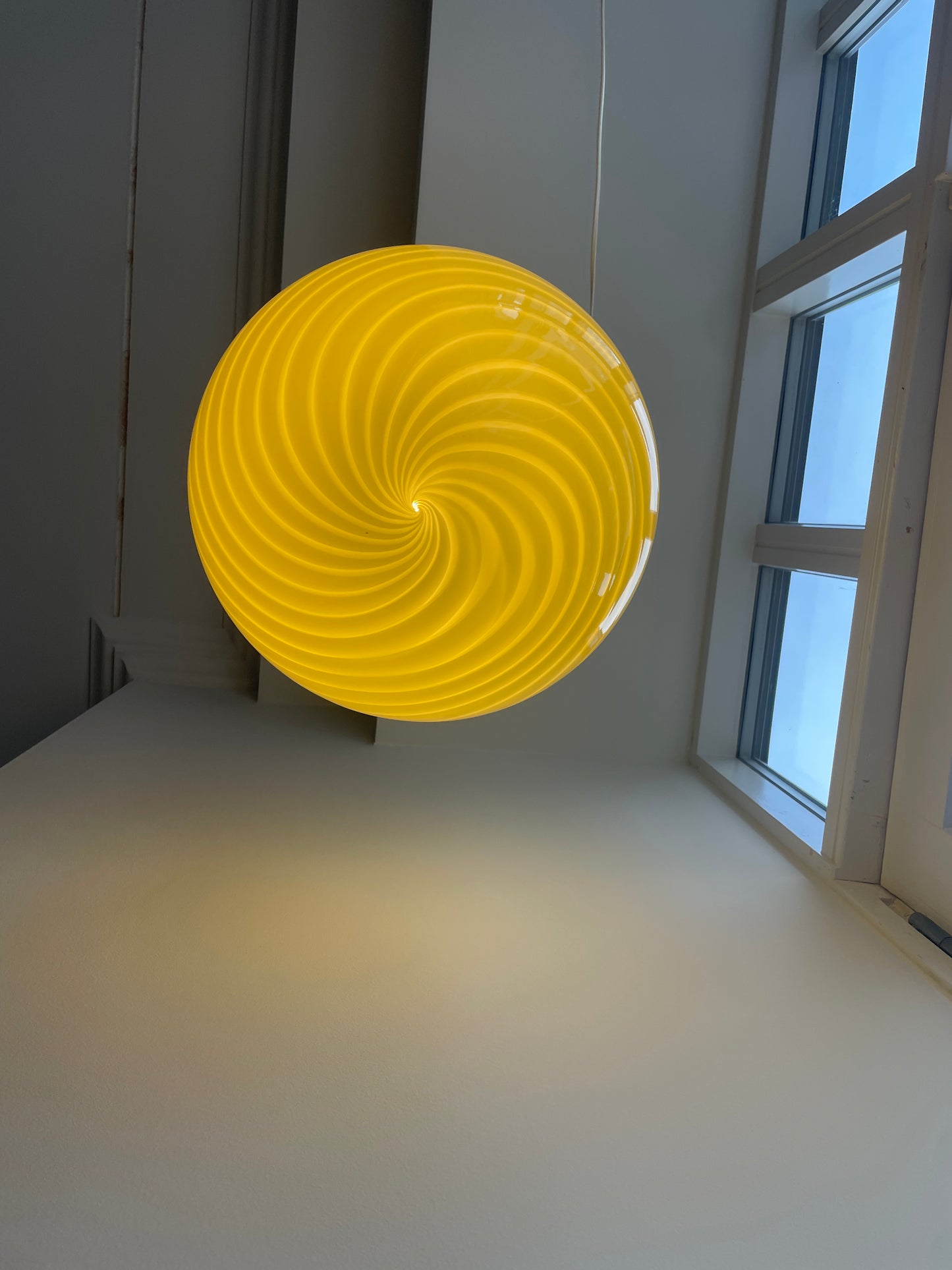 Stor Murano pendel med gul swirl, 40 cm