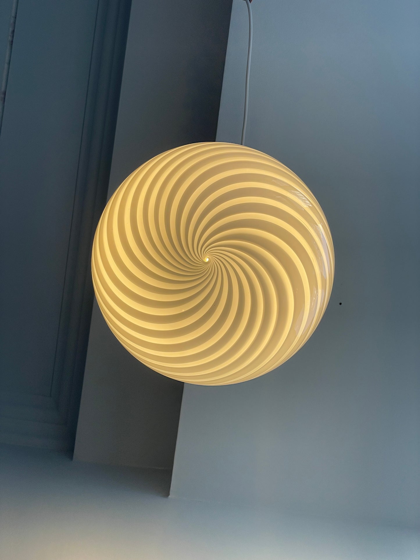 Round vintage Murano pendant lamp with white swirl, 30 cm