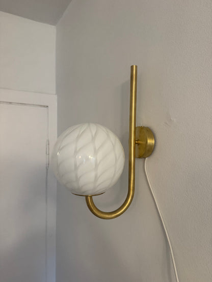 Murano wall lamp with glass in white peacock pattern