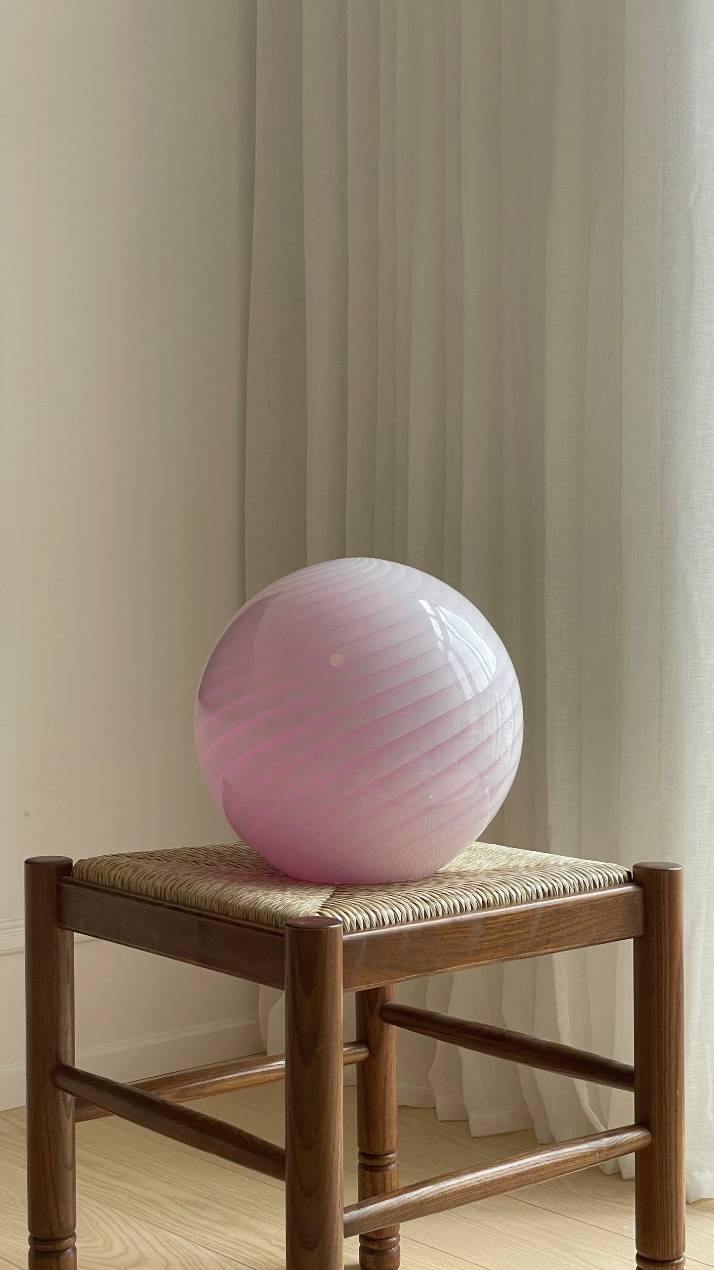 Lyserød Murano pendel med klassisk swirl, 30 cm