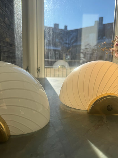 White shell wall lamp with brass suspension