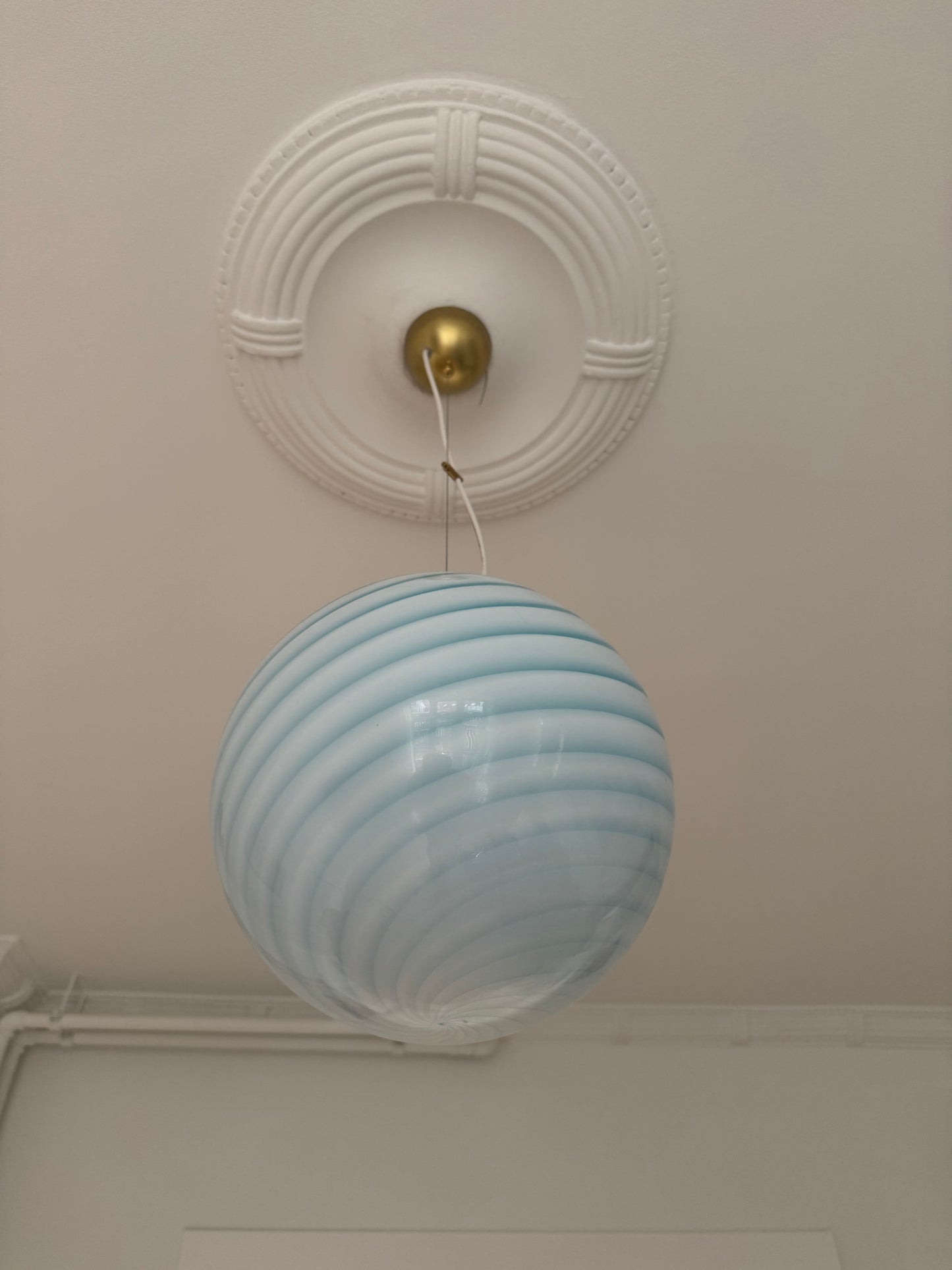 Murano rund pendel med blå swirl og messing top, 30 cm