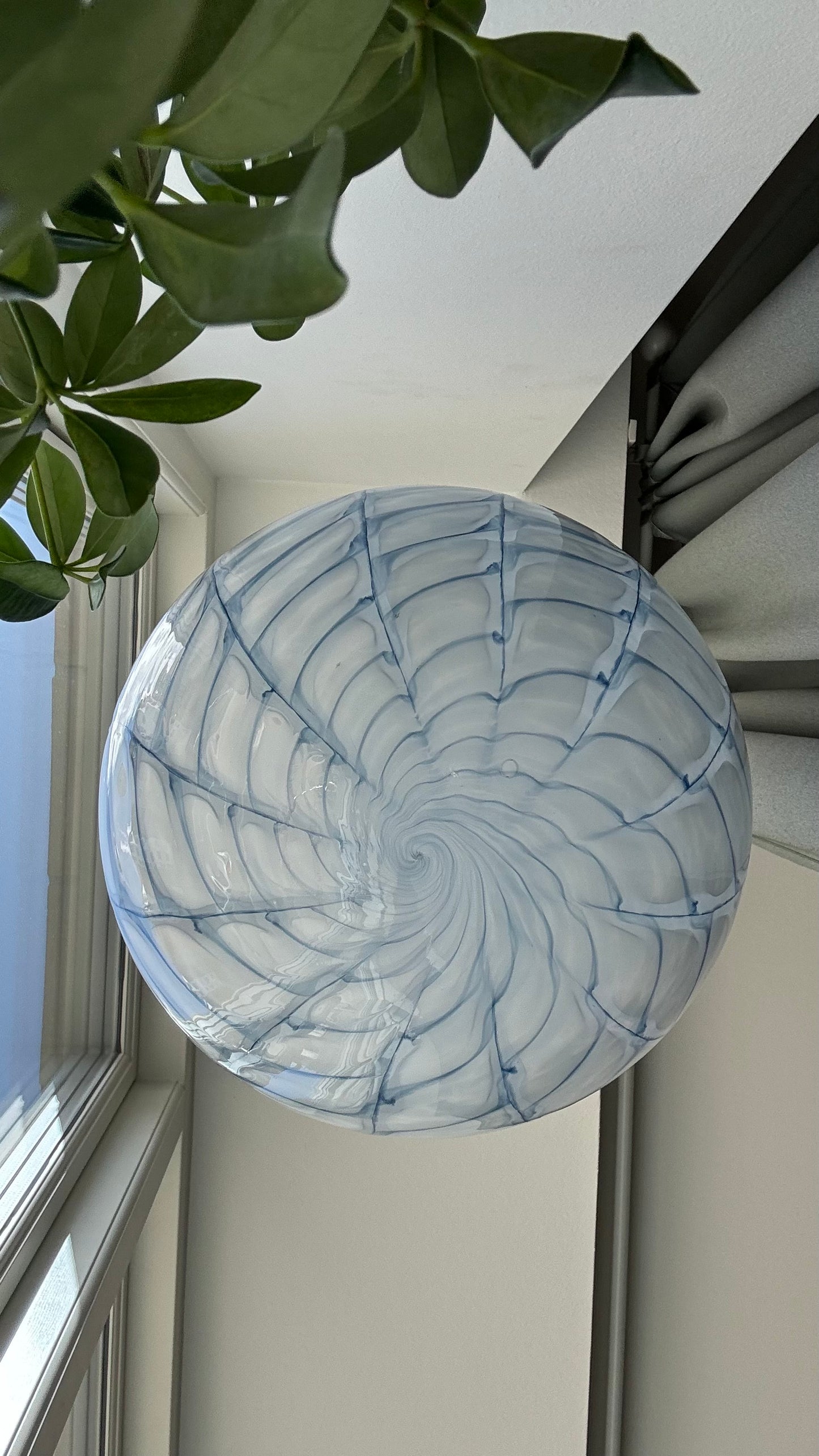 Murano rund pendel med blå peacock swirl, 30 cm