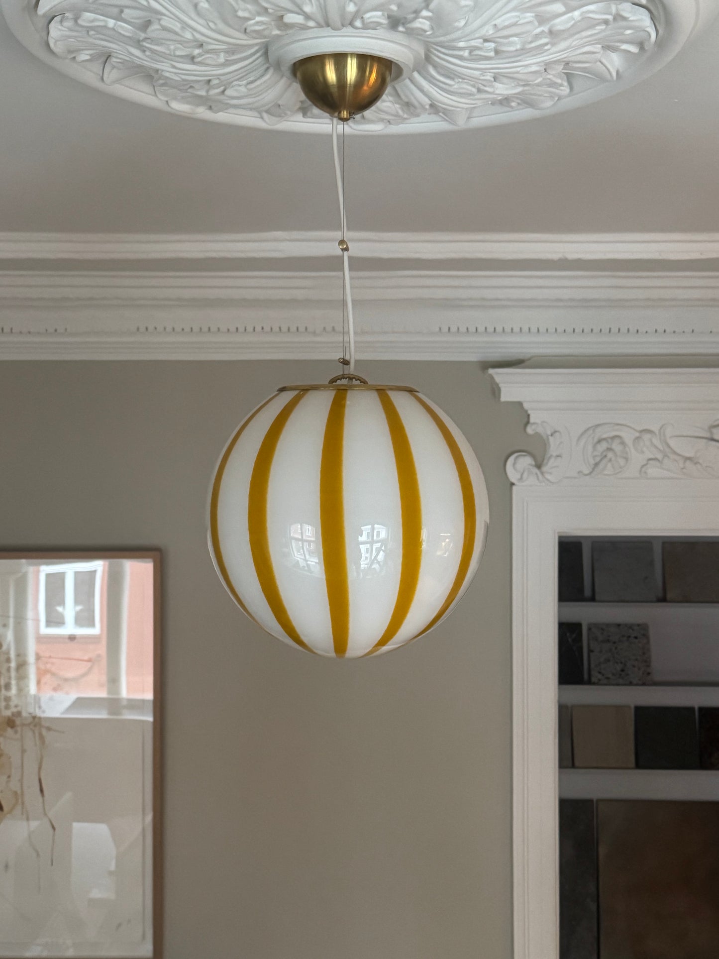 Murano rund pendel gul lodret swirl, 30 cm