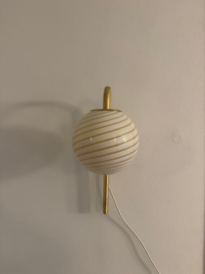 Murano wall lamp with cream-colored swirl glass