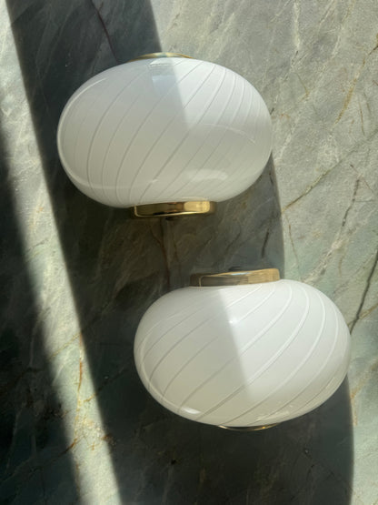 White shell wall lamp with brass suspension